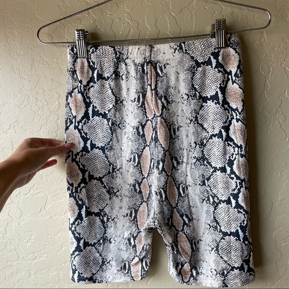 Pretty Little Thing SHAPE TAUPE SNAKE JERSEY BIKE SHORTS - Picture 3 of 7